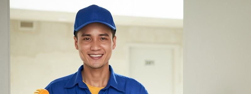 ビルクリーニングで働く外国人スタッフ