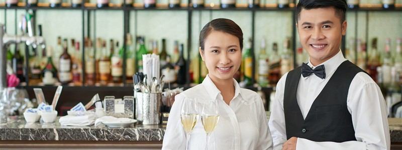 飲食店で接客をする外国人スタッフ